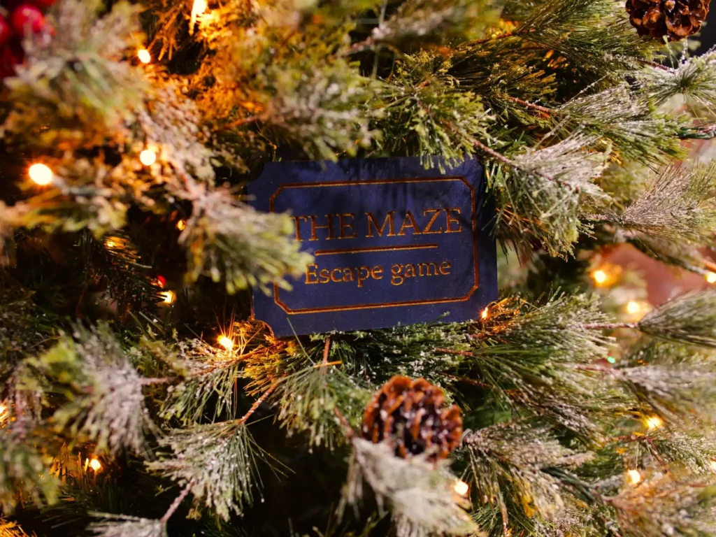Une carte cadeau en bois dans un sapin de Noël